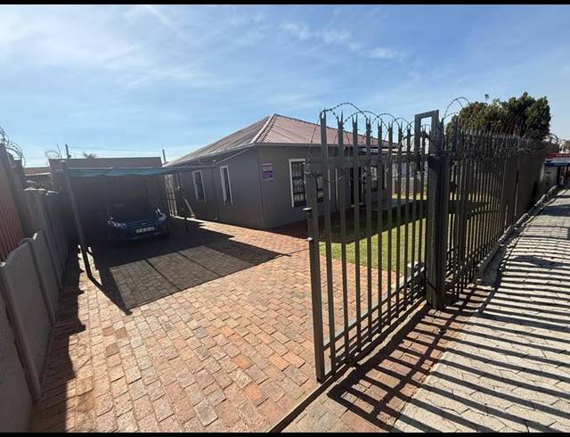 3 BEDROOM HOUSE FOR SALE IN SOUTH HILLS